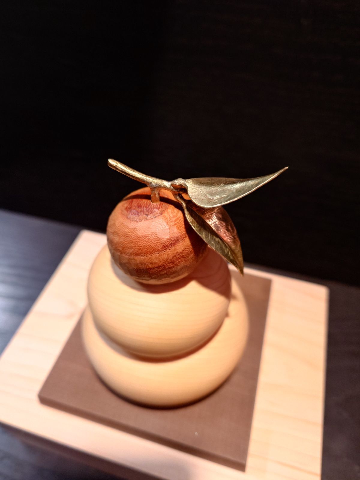 木製鏡餅飾り小size 橙手彫り 木箱入り 二枚葉タイプ - メルカリ