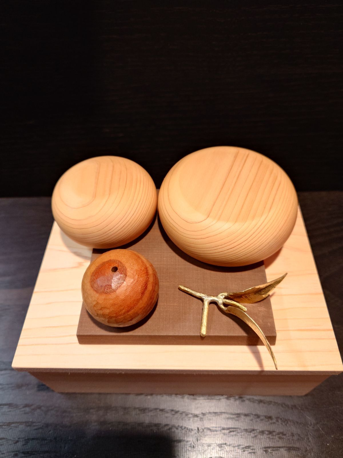 木製鏡餅飾り小size 橙手彫り 木箱入り 二枚葉タイプ - メルカリ