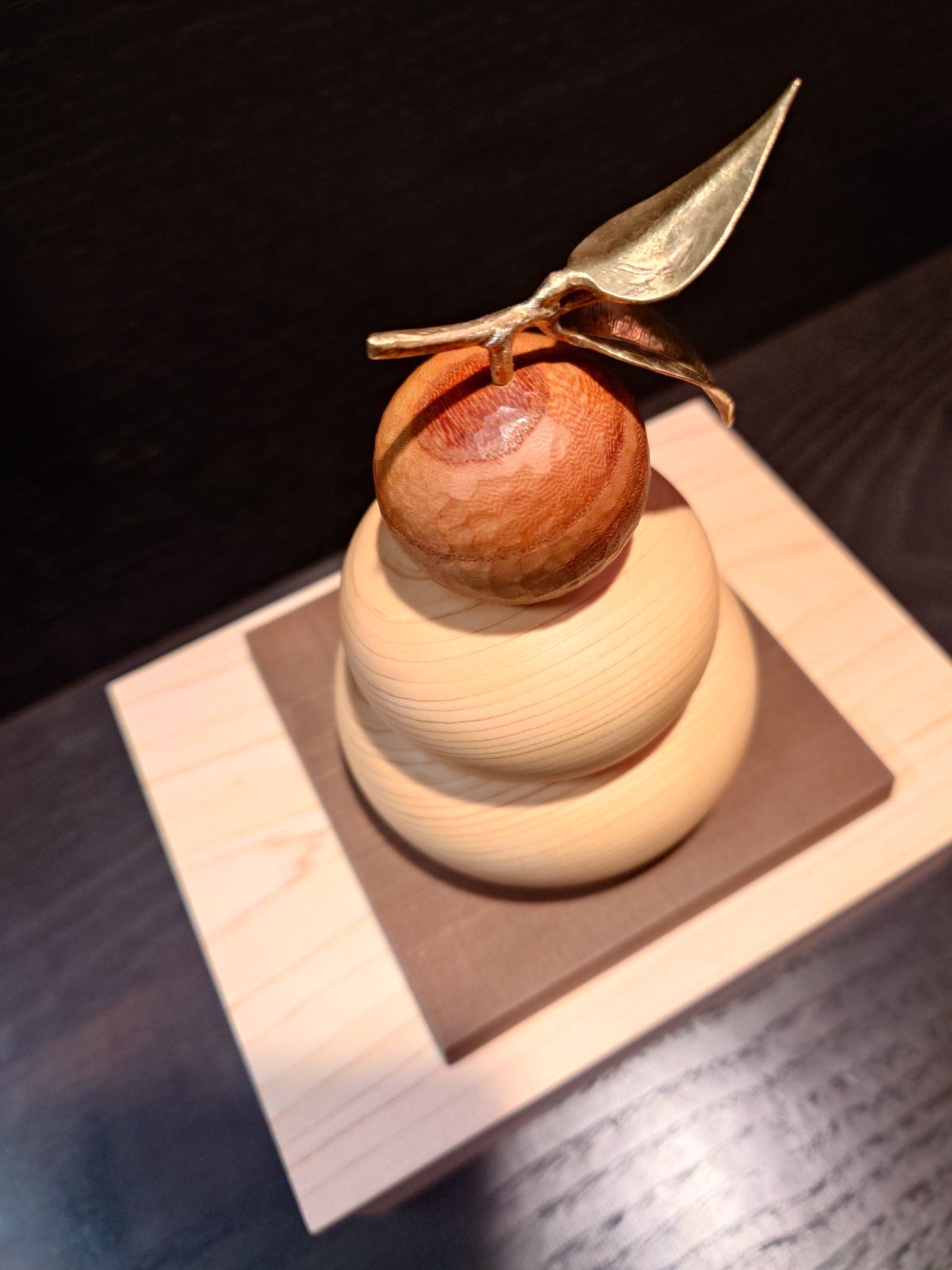 木製鏡餅飾り小size 橙手彫り 木箱入り 二枚葉タイプ - メルカリ