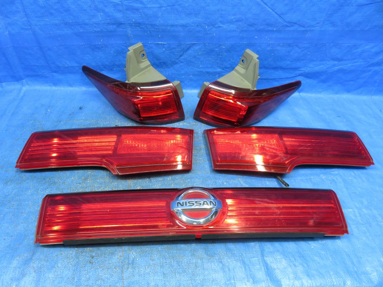 LA7841* 点灯OK 日産 エルグランド E52 テールライト テールランプ 5点