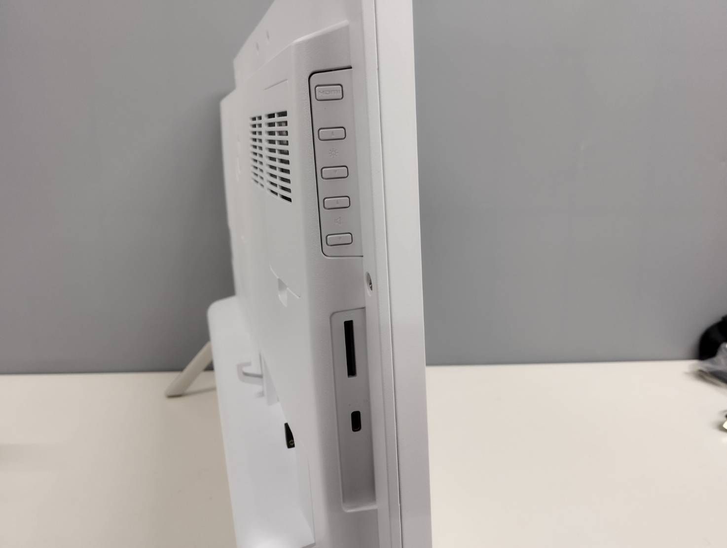 中古良品 一体型パソコン 富士通 WF1/H3 Windows11+office core i7-1260P/爆速SSD512GB+HDD2TB/メモリ16GB/無線内蔵/DVDマルチ/23.8インチ 中古良品 一体型パソコン 富士通 WF1/H3 Windows11+office core i7