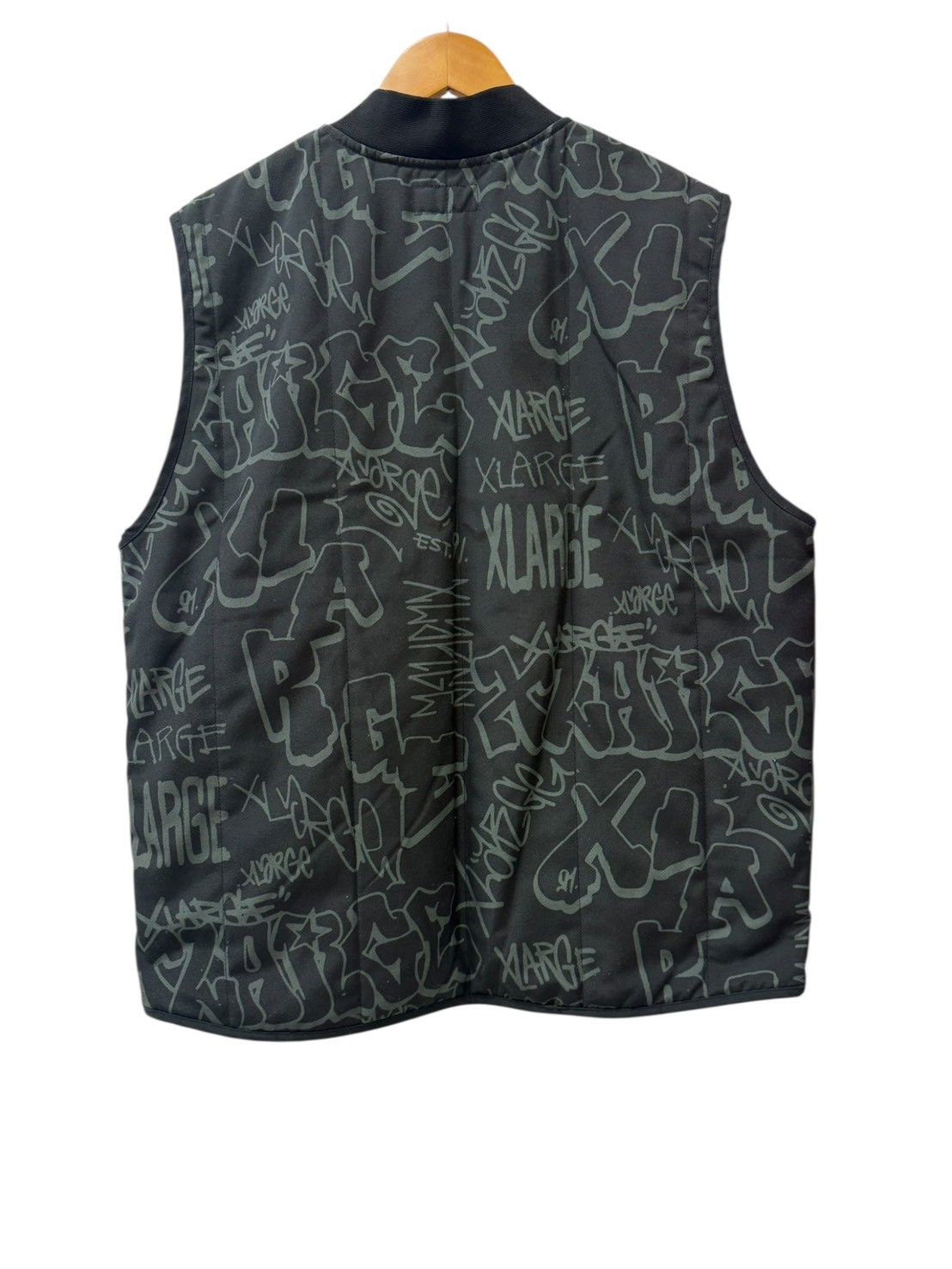 X-LARGE / ベスト/M/ポリエステル/BLK/総柄/101234021003// X-LARGE (エクストララージ) 中綿ジップベスト 101234021003 L 総柄