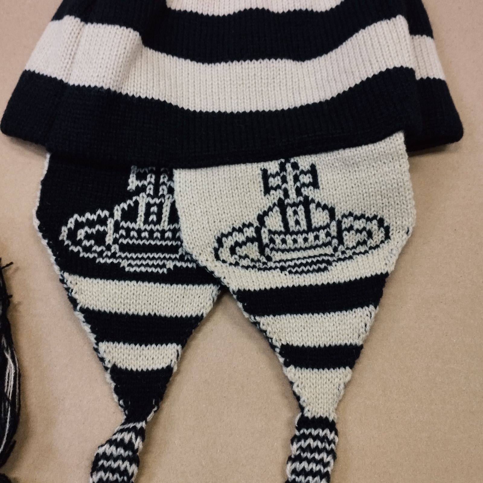 D15363】ヴィヴィアンウエストウッド 耳当て付きニット帽 Vivienne