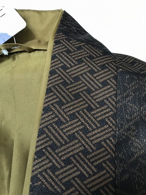 こげ茶地に寄せ柄模様