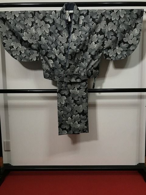 Mサイズ 小紋 化繊 黒地に枝葉模様 二部式