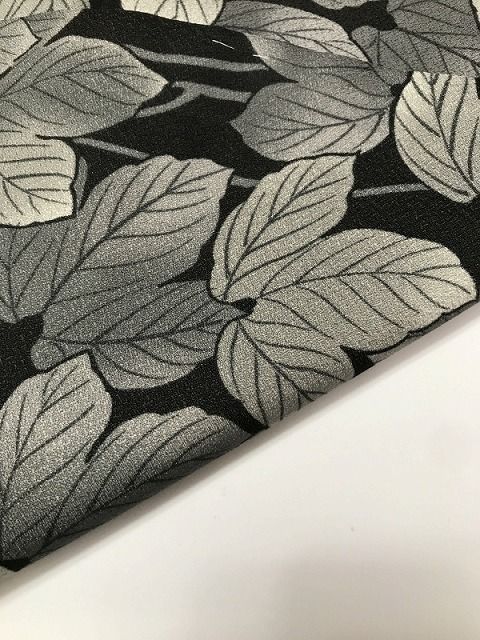 化繊 黒地に枝葉模様