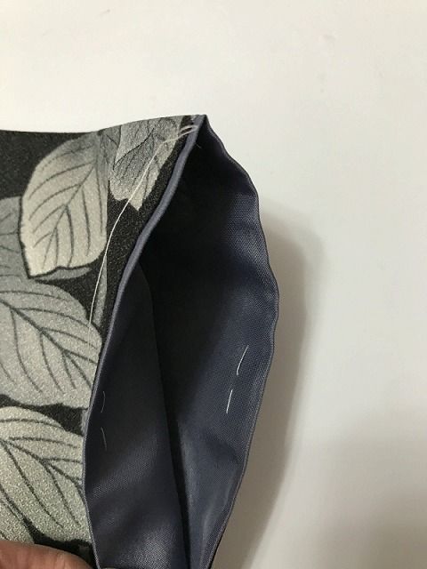 黒地に枝葉模様