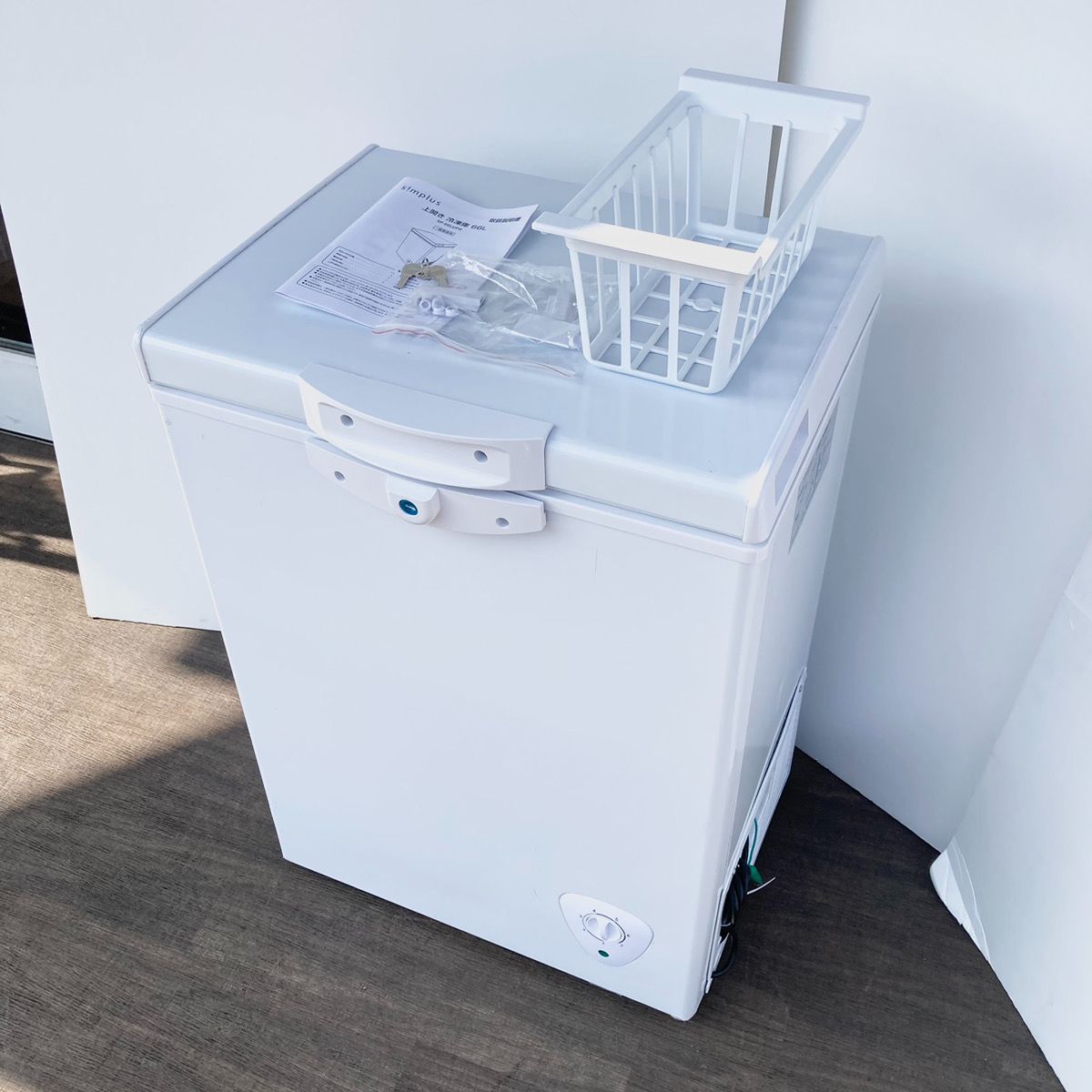 simplus シンプラス 上開き冷凍庫 SP 66 LUPD 収納スペース L 大容量 家庭用 スリム コンパクト 冷凍ストッカー