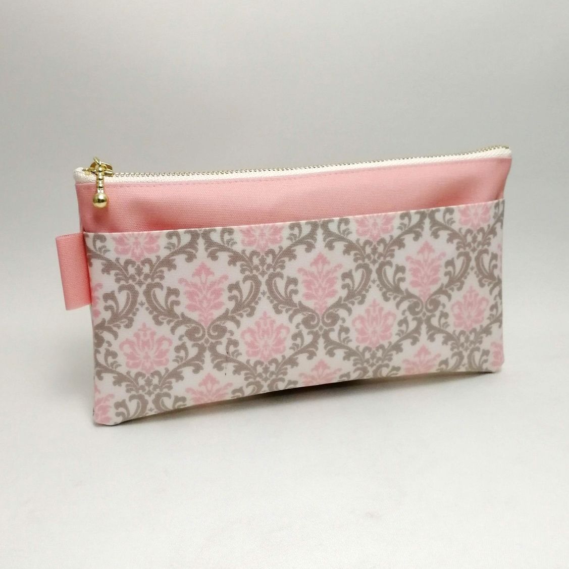 ダマスク柄ピンクグレージュ ピンクポケ：標準 ポケット付ポーチ