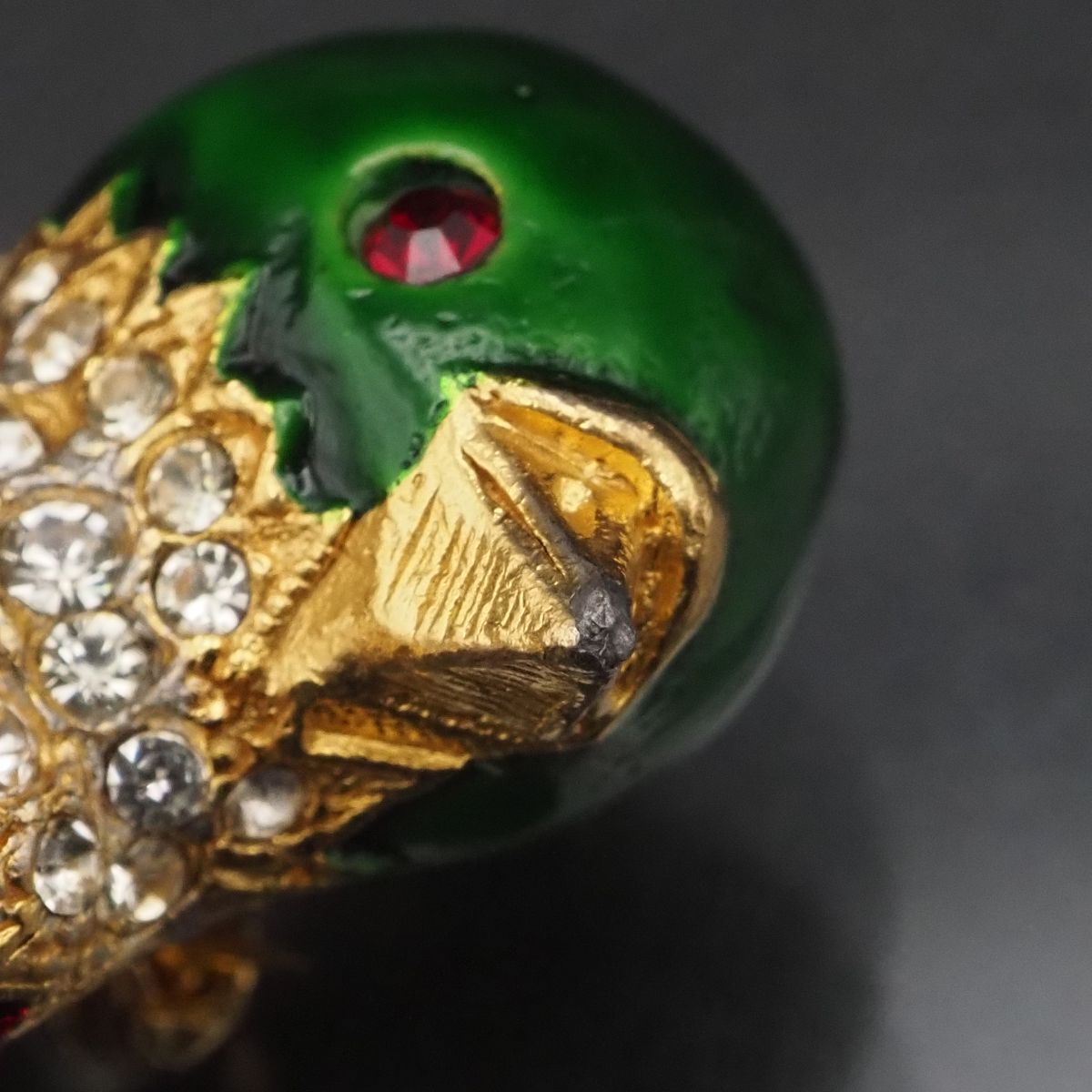 H293 バード 鳥 ブローチ グリーン レッド エナメル ラインストーン