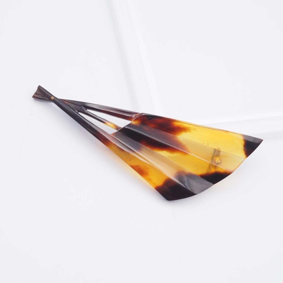 J 430 鼈甲 べっ甲 帯留め 扇子 デザイン 和装小物