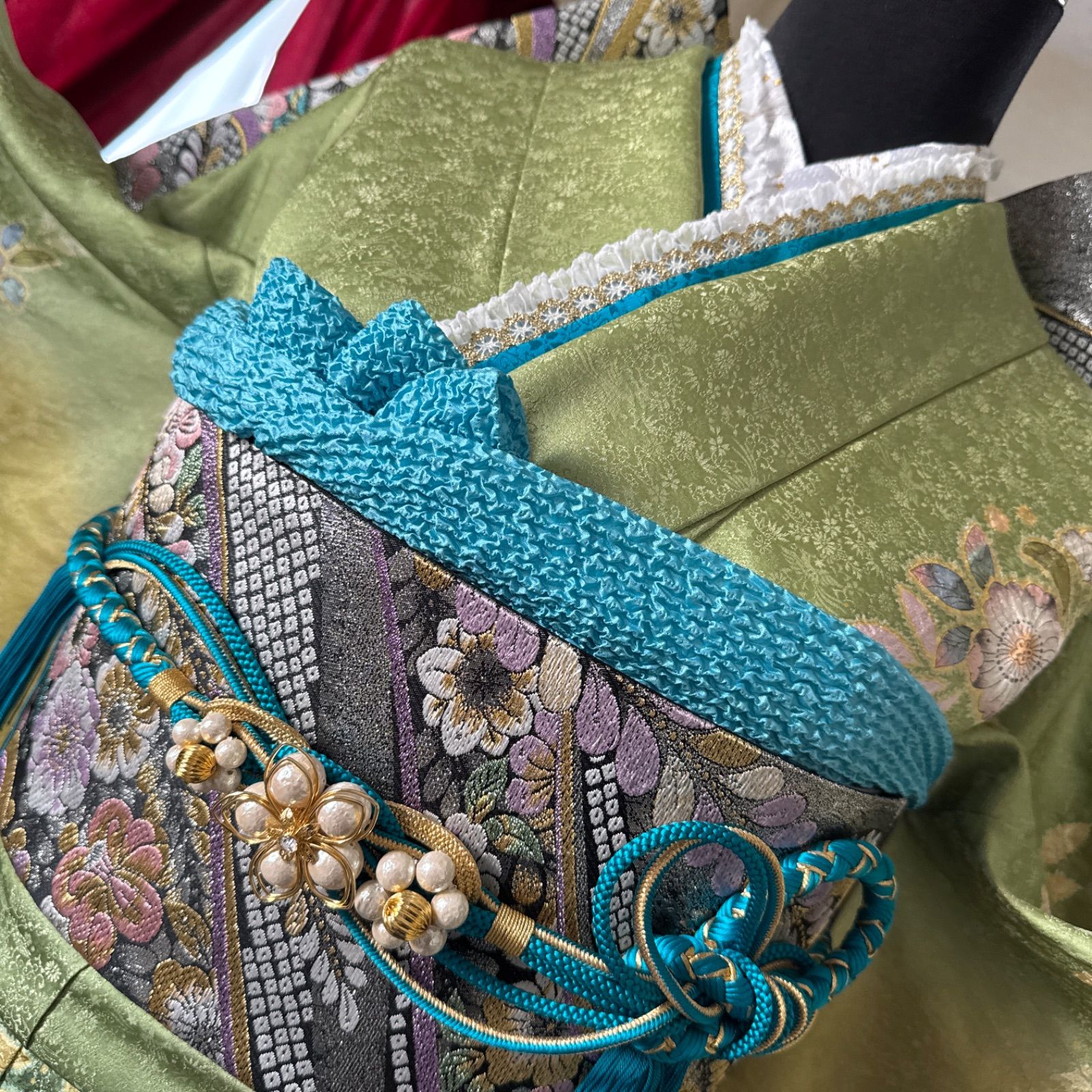 早い者勝ち❗️最安値中❗️お仕立て上り高級振袖　辻ヶ花　絞り　正絹　長襦袢サービス Q2886Sお仕立て上がり正絹振袖朱色白地に花熨斗目模様絞り入り衿比翼付き