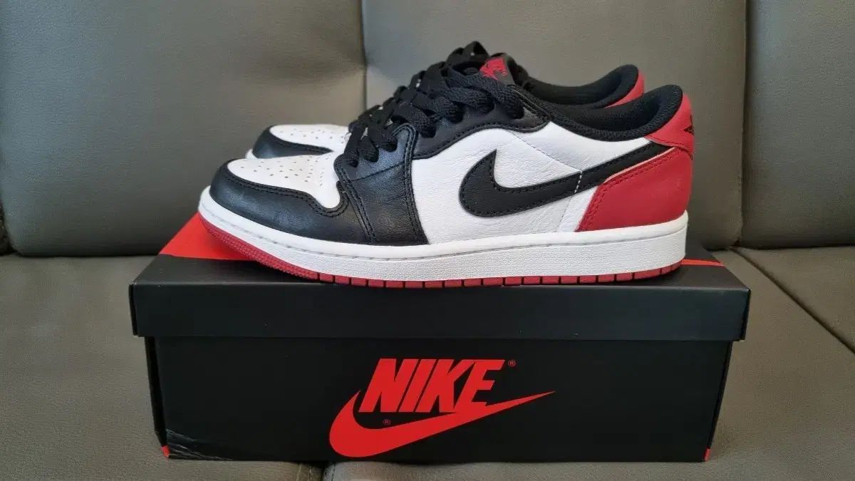 245 NIKE エアジョーダン1 ロー OG ブラックトゥ