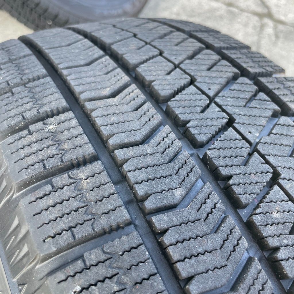 ヴェゼル VRX2スタッドレス215/60R16 (2020年)・アルミホイールセット4