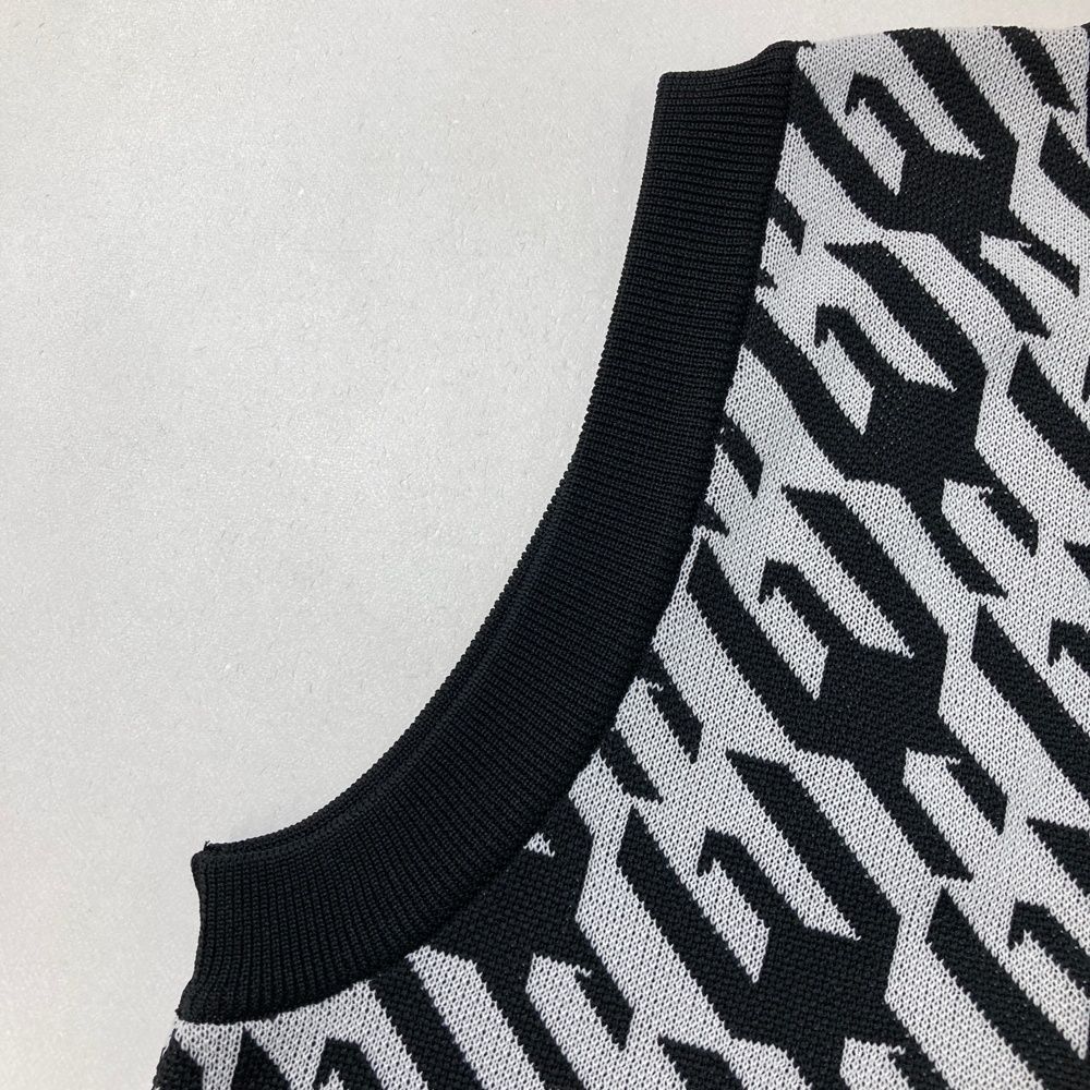 サイズ：3 1PIU1UGUALE3 GOLF GRK029 ニットベスト 千鳥 ブラック系