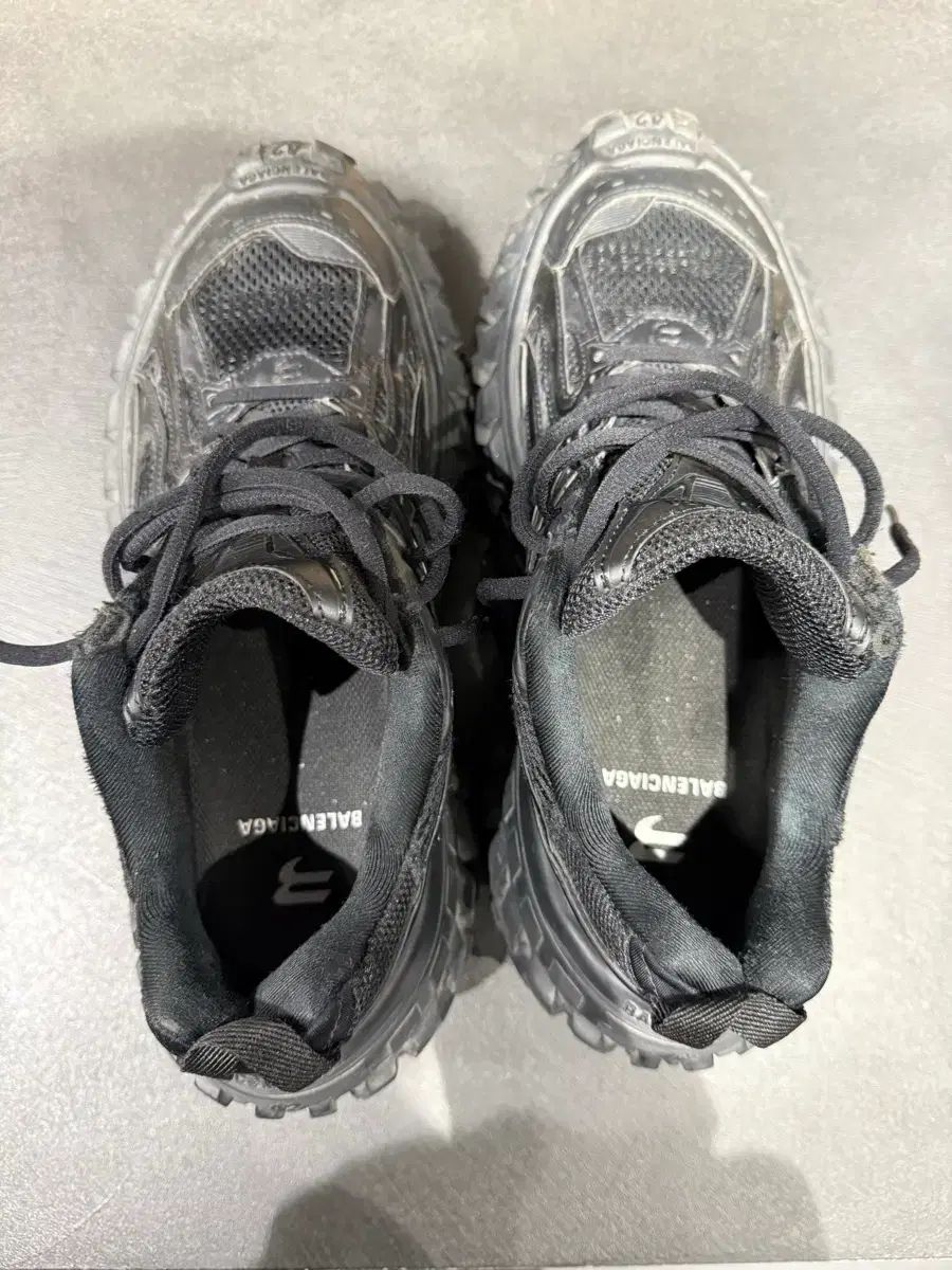バレンシアガ ディフェンダー スニーカー ブラック 42 - メルカリ