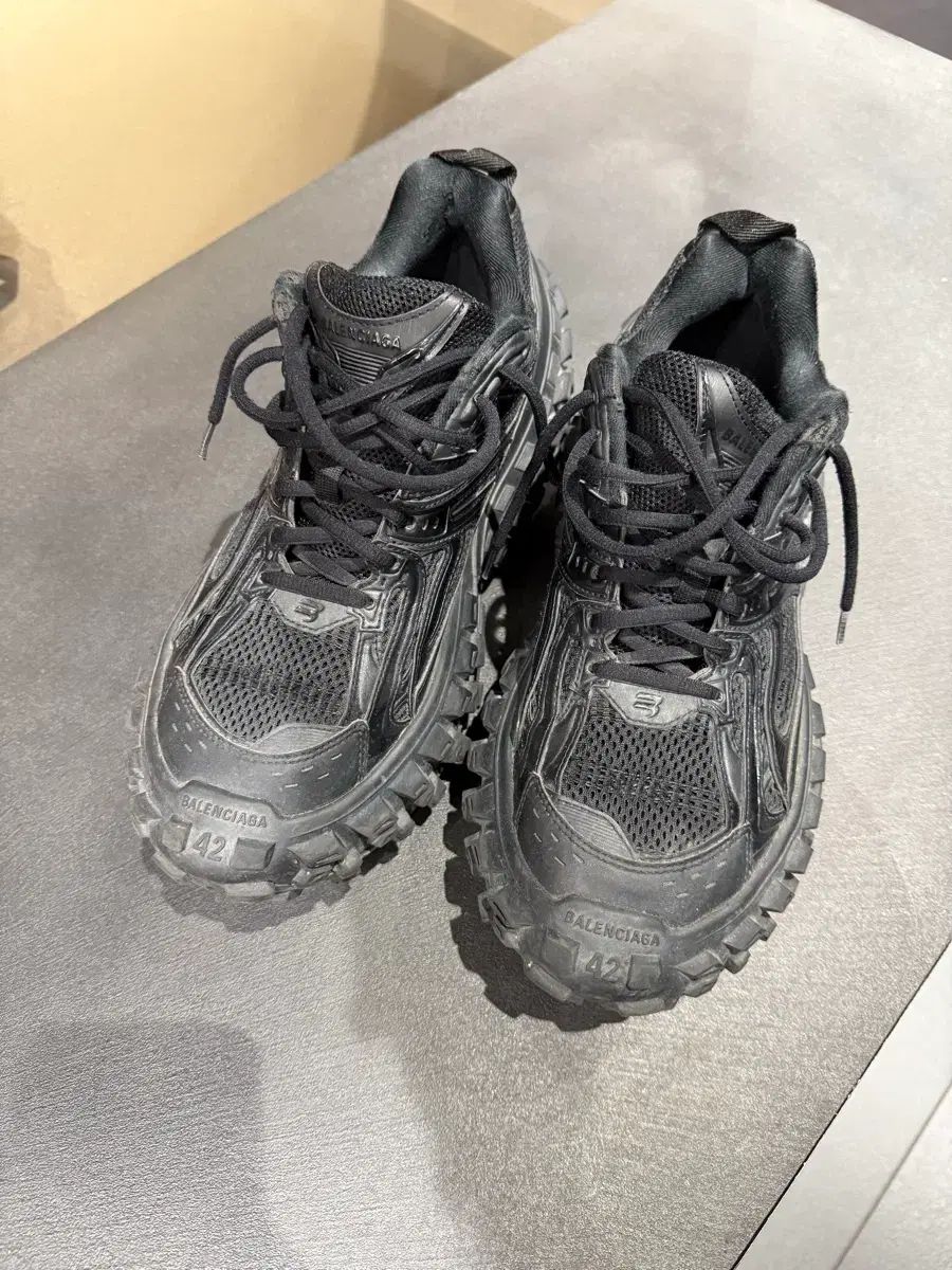 バレンシアガ ディフェンダー スニーカー ブラック 42 - メルカリ