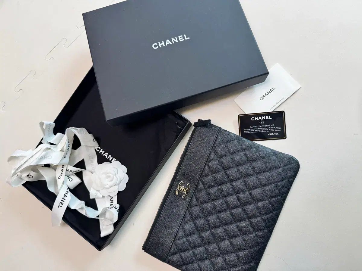 シャネル マドモアゼル ブラック キャビア キルティング クラッチバッグ ミディアム