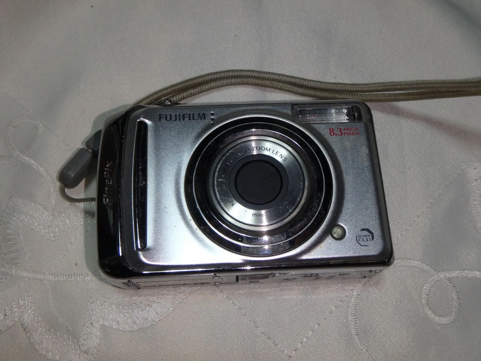 FUJIFILM FinePix A800 コンパクトデジタルカメラ 乾電池 カメラ 動作品 FUJIFILM A800 FinePix デジタルカメラ 乾電池駆動