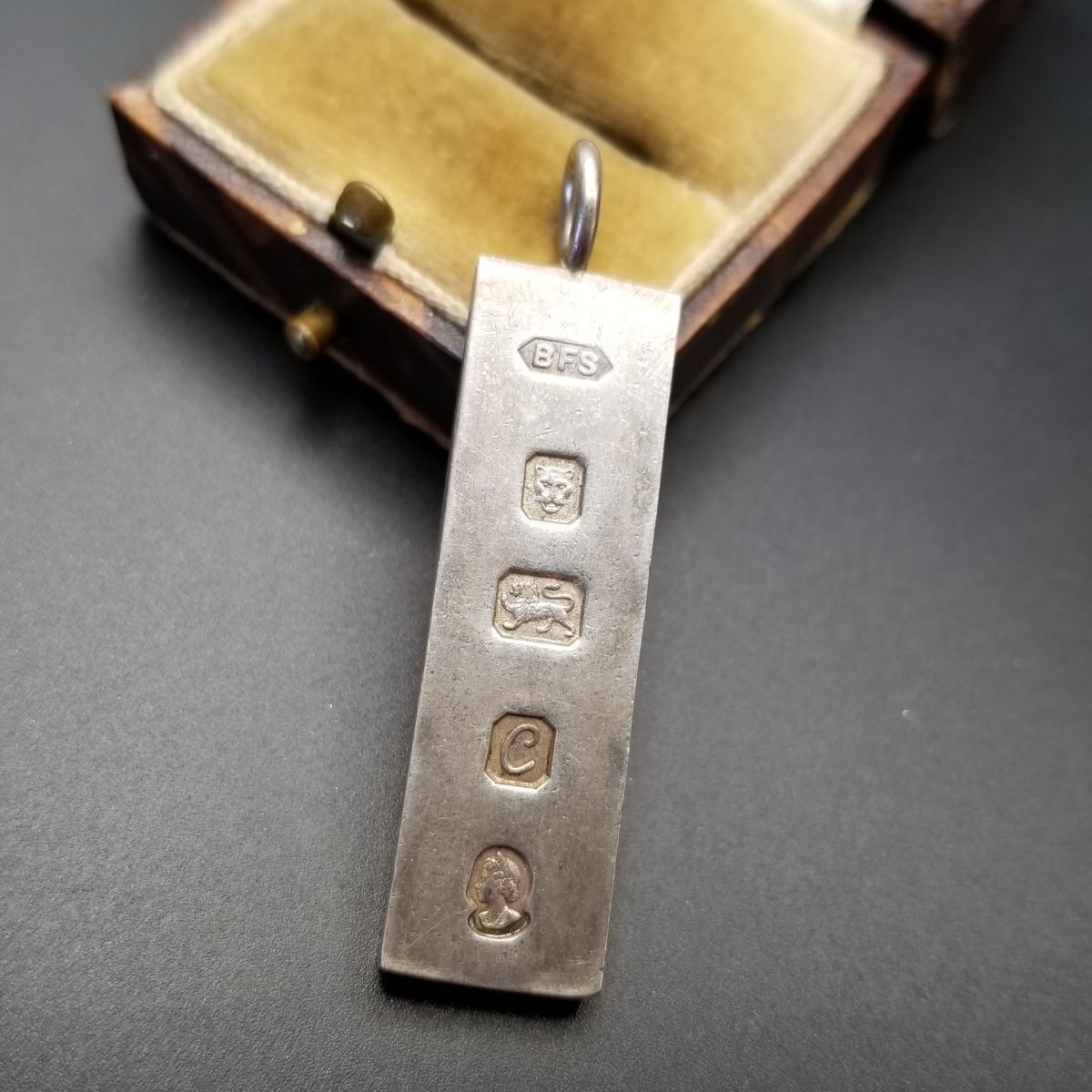 1977年 英国 ヴィンテージ エリザベス2世女王 即位25周年 チャーム 925 シルバー LONDON ホールマーク Queen Elizabeth Jubilee Y 22-I