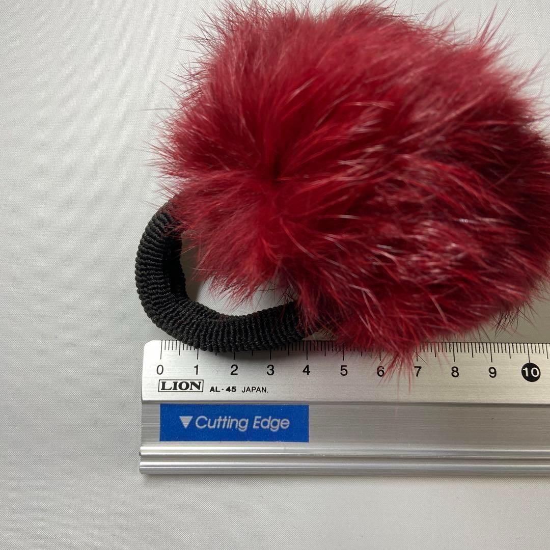 ラビットファー ボンボン ヘアゴム ワインレッド - メルカリ