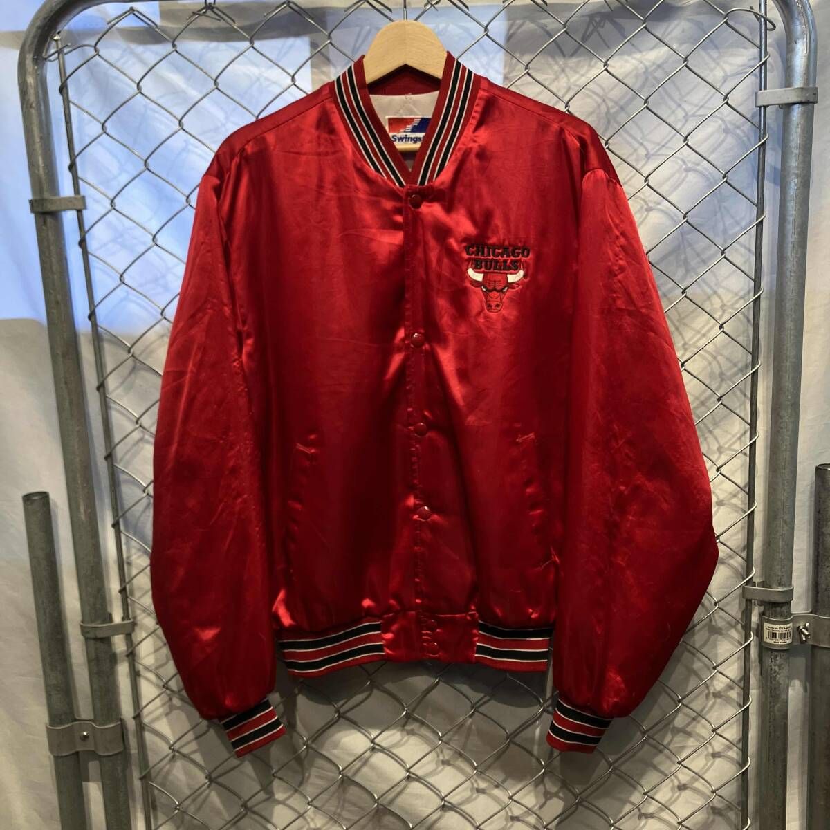 CHICAGO BULLS サテンスタジャン レッド 90s SWINGSTER CHICAGO BULLS NBA 中綿サテン ブルゾン size M レッド