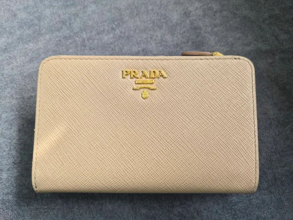 プラダ サフィアーノ 二つ折り財布 ベージュ - メルカリ