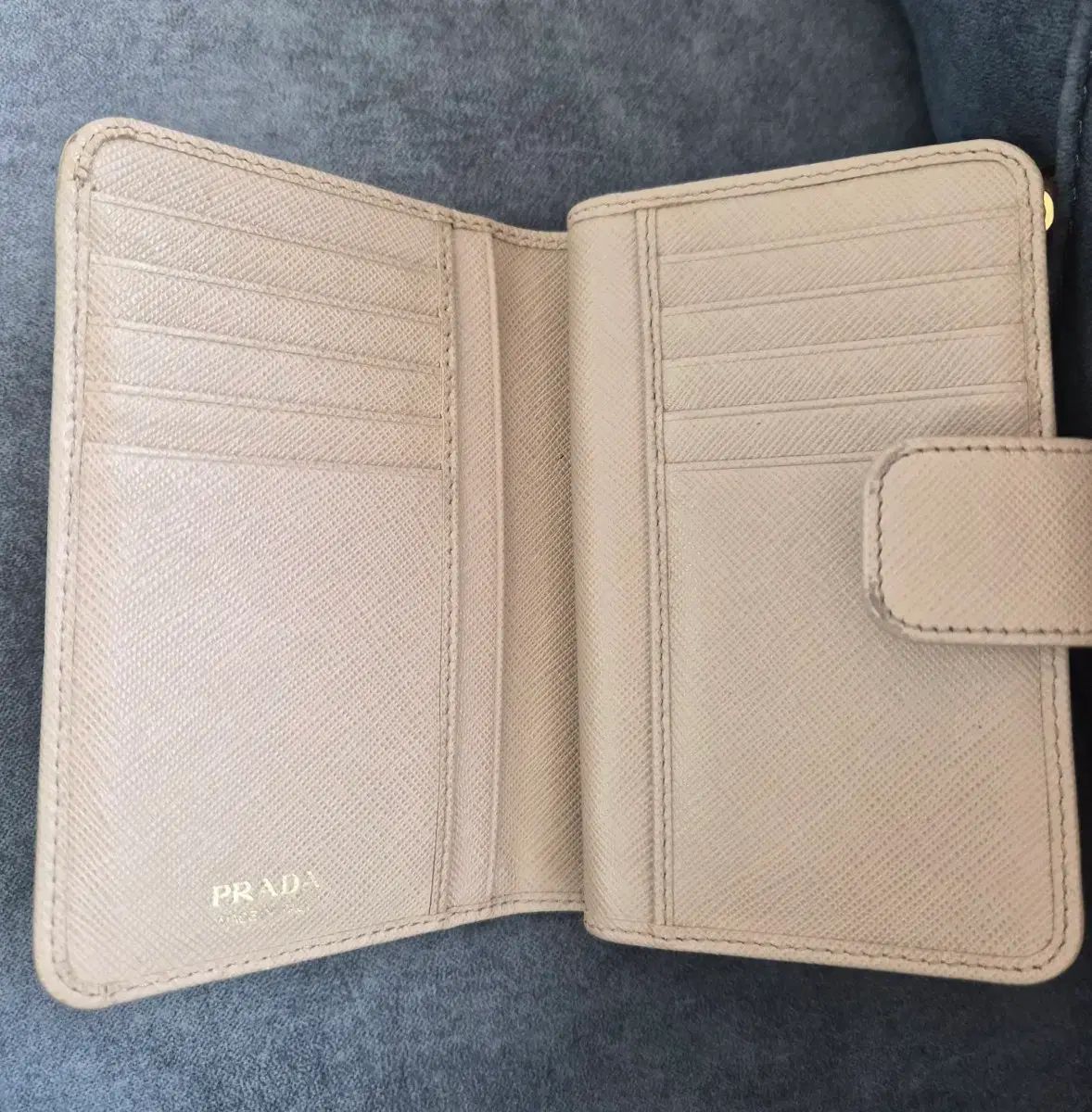 プラダ サフィアーノ 二つ折り財布 ベージュ - メルカリ