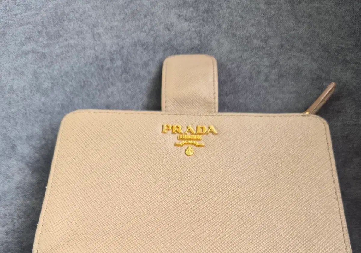 プラダ サフィアーノ 二つ折り財布 ベージュ - メルカリ
