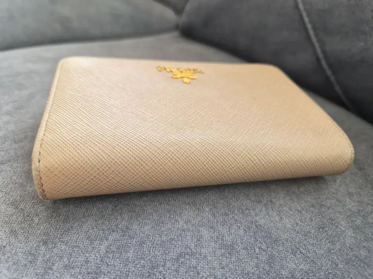 プラダ サフィアーノ 二つ折り財布 ベージュ - メルカリ