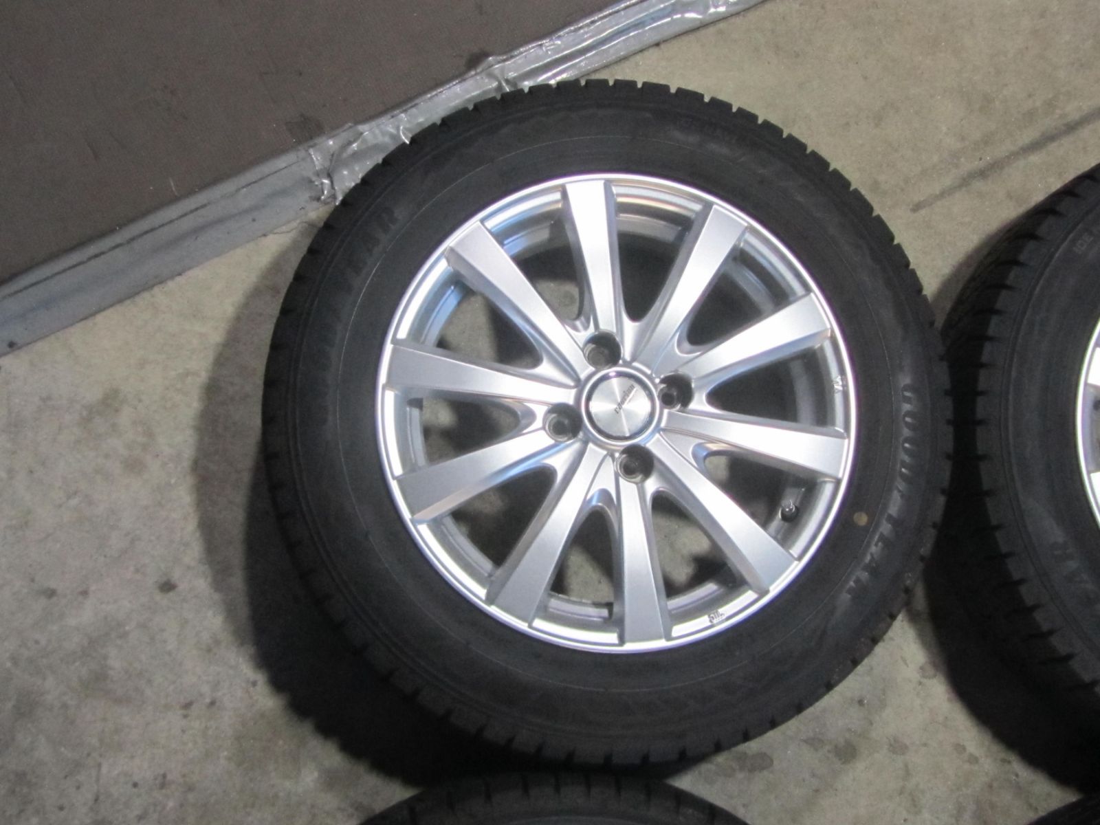 大特価】175/65R15 スタッドレス グッドイヤー アイスナビ8 カローラ