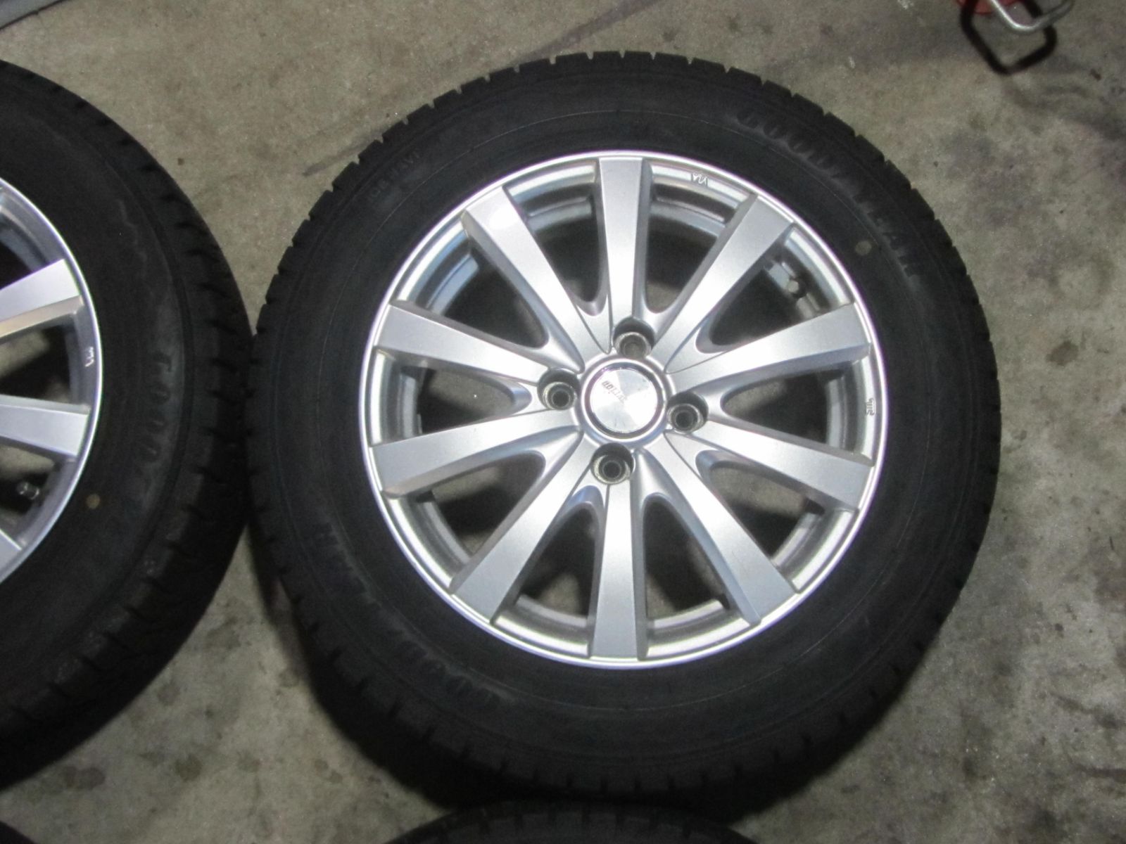 大特価】175/65R15 スタッドレス グッドイヤー アイスナビ8 カローラ