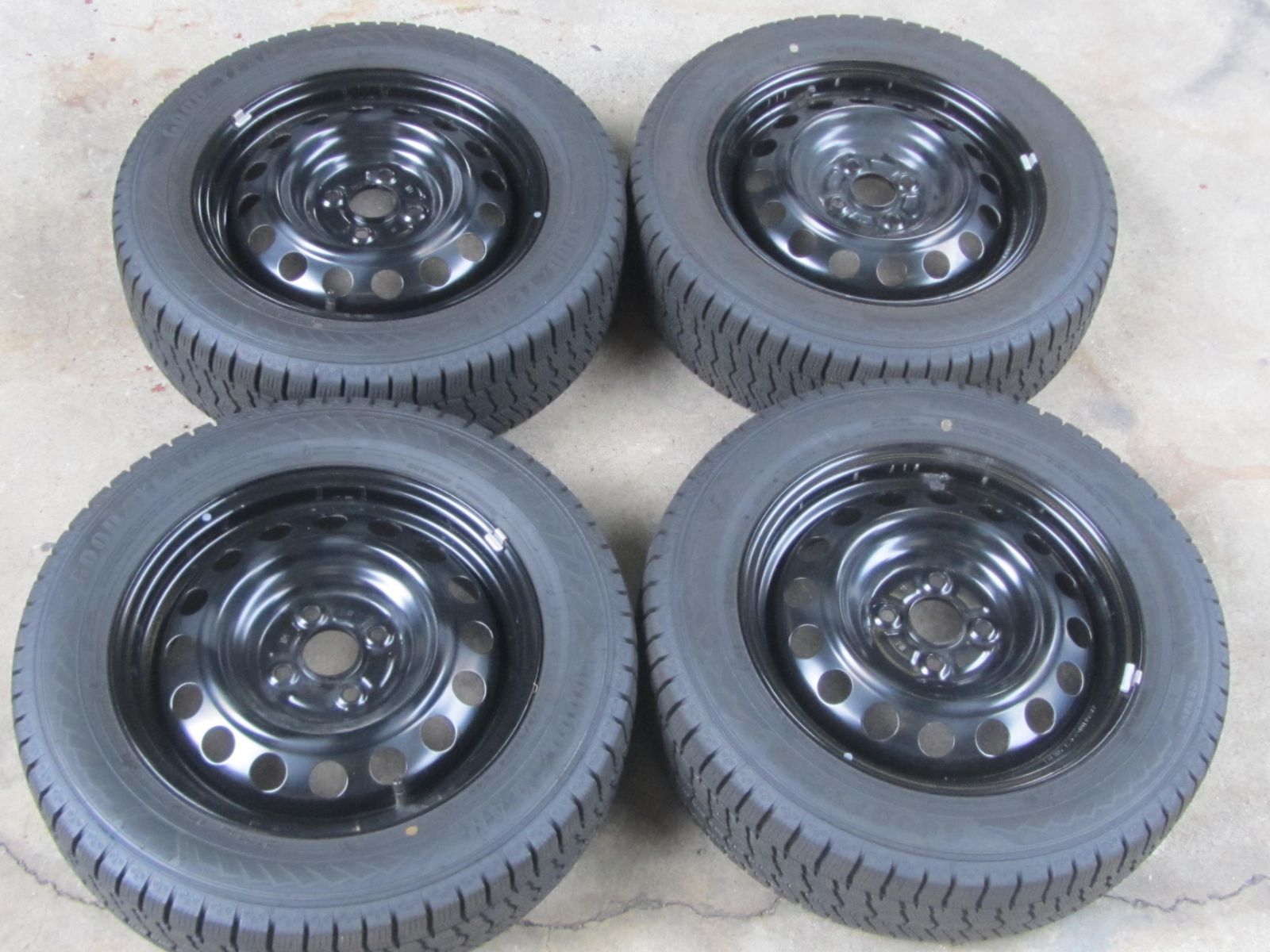 人気商品】175/65R15 スタッドレス グッドイヤー アイスナビ8 カローラ