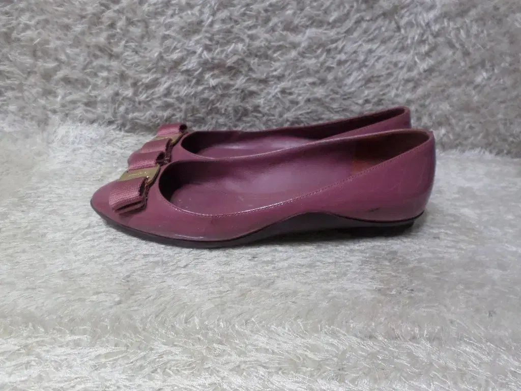 230 サルヴァトーレ フェラガモ FERRAGAMO ゴールド 金装飾 フラットシューズ 靴 ローファー シューズ