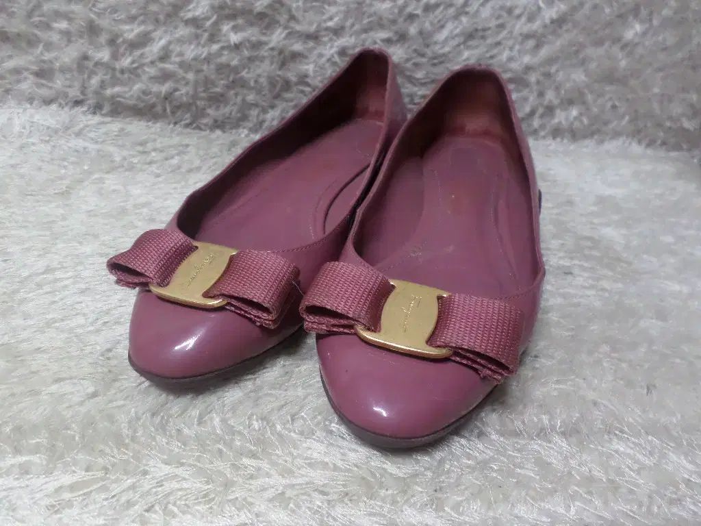 230 サルヴァトーレ フェラガモ FERRAGAMO ゴールド 金装飾 フラットシューズ 靴 ローファー シューズ