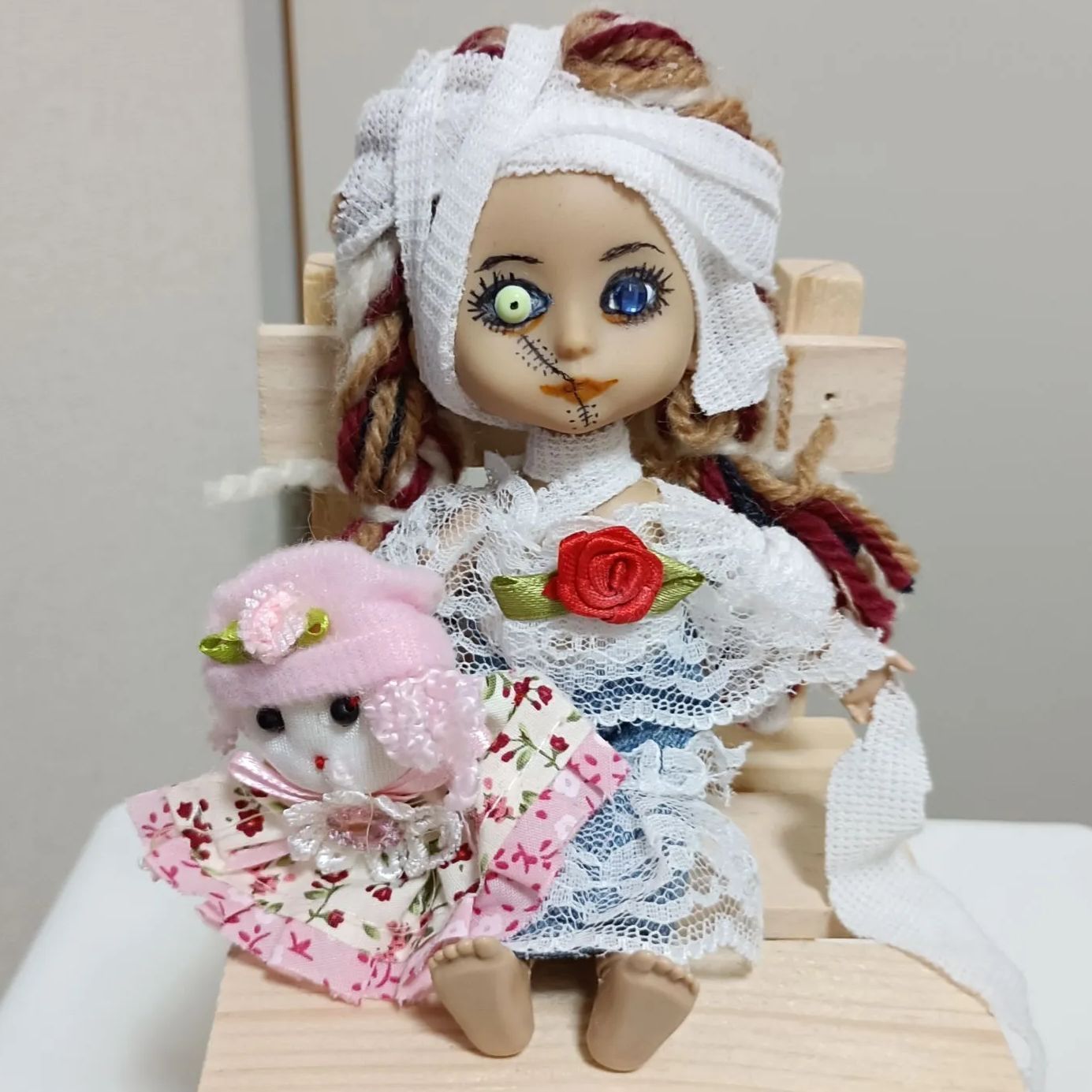 ホラーで病み！暗闇で目が光るヤミかわいいお人形 ミニドール付き