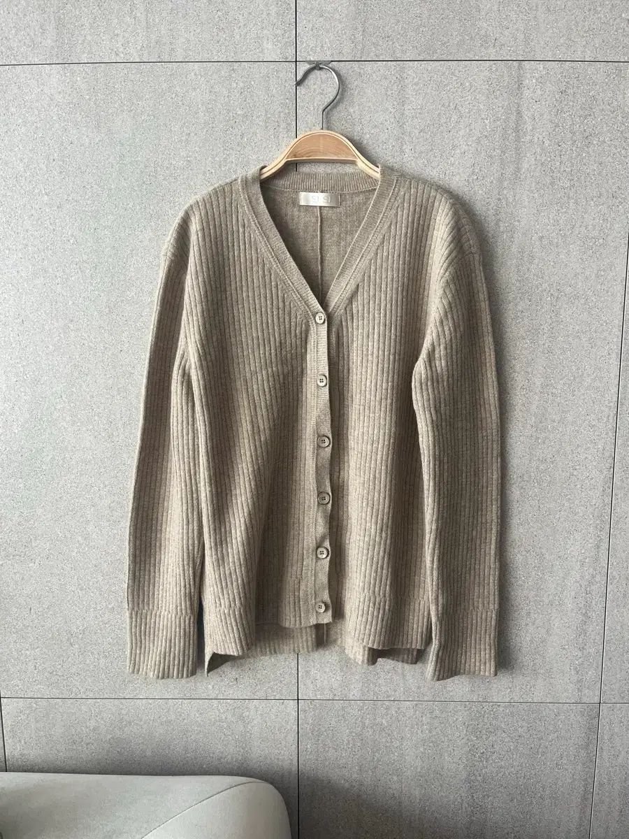 The SJSJ ウール100 Vネック ボタン ゴージ ニットカーディガン オートミールベージュ