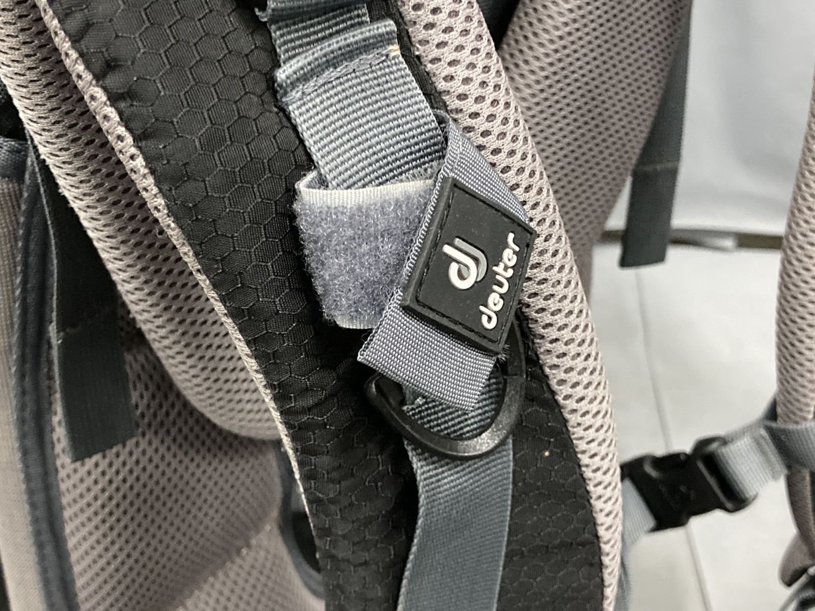 deuter ドイター Kid Comfort III キッドコンフォート3 ベビーキャリア 登山用 背負子 抱っこひも ハイキング 旅行 アウトドア 安全ベルト付 通気性良好 収納ポケット多数 乗り心地快適 調整機能付 動作 不要 ベビー用品