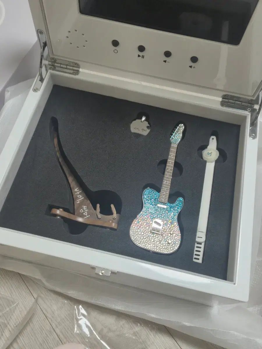  アイユー リーミテッド バイサマー ギター その他 タレントグッズ