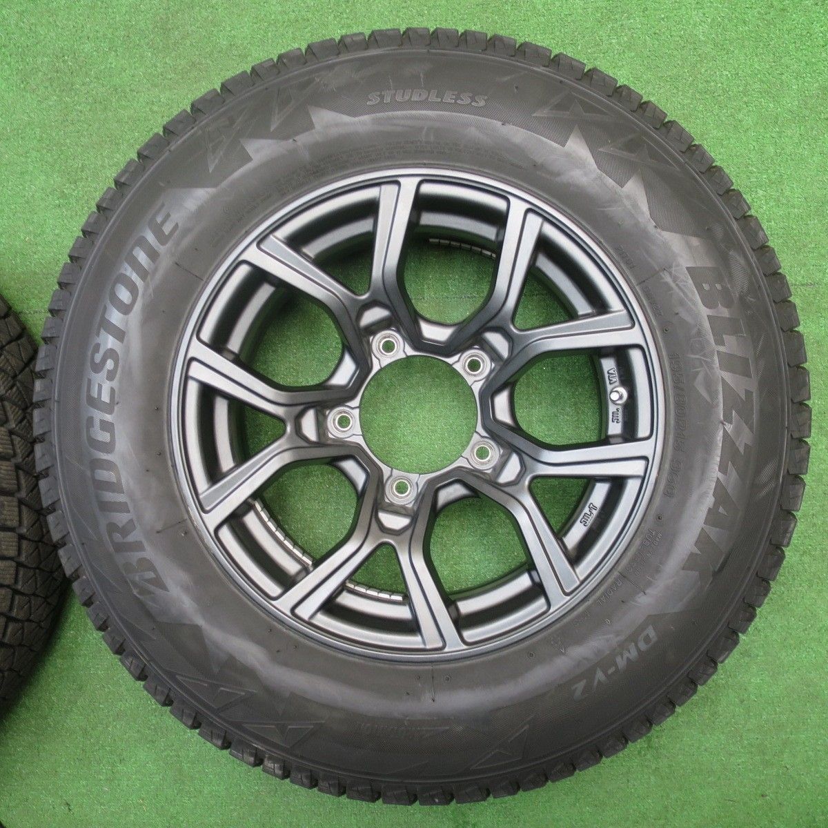 バリ溝 21年 キレイ 8 5分 スタッドレス 195 80 R 15 ブリヂストン ブリザック DM V 2 社外 アルミ 15インチ PCD 139 7 5 H ス