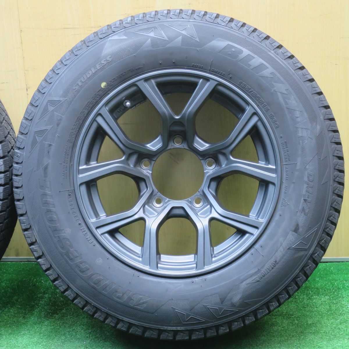  バリ溝 21年 キレイ 8 5分 スタッドレス 195 80 R 15 ブリヂストン ブリザック DM V 2 社外 アルミ 15インチ PCD 139 7 5 H ス 15インチ タイヤ ホイールセット