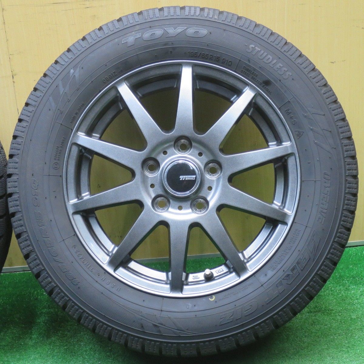 バリ溝！22年！キレイ！9.5分☆スタッドレス 195/65R15 トーヨー