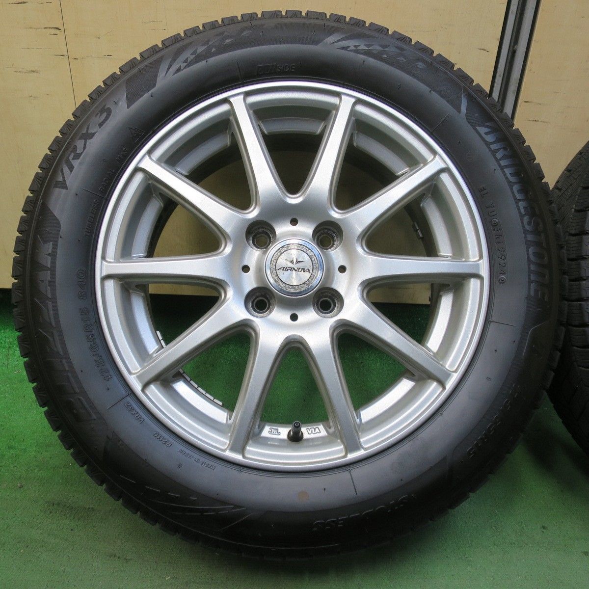 バリ溝！24年！9.5分☆スタッドレス 175/65R15 ブリヂストン