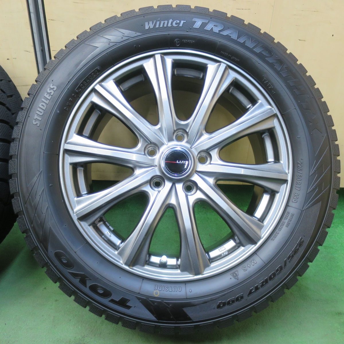 バリ溝！キレイ！9.5分☆スタッドレス 225/60R17 トーヨー ウインター