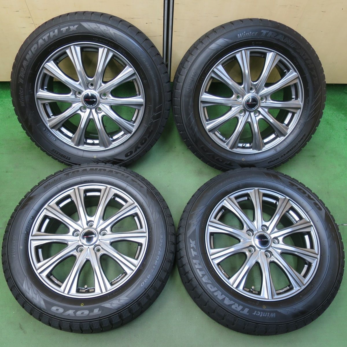 バリ溝！キレイ！9.5分☆スタッドレス 225/60R17 トーヨー ウインター