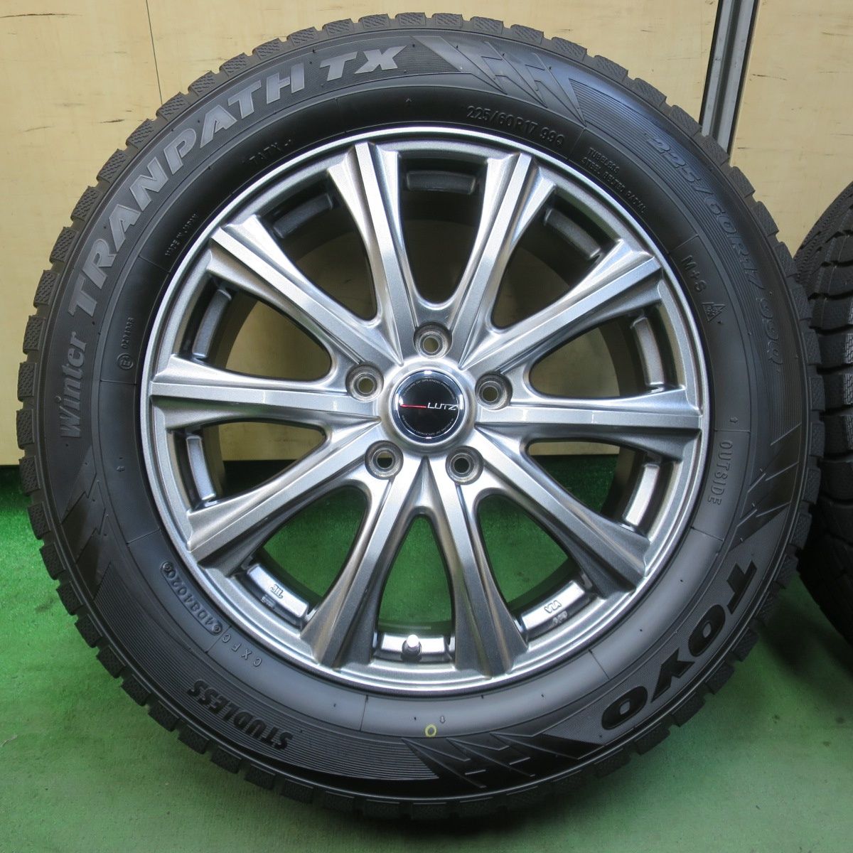 バリ溝 キレイ 9 5分 スタッドレス 225 60 R 17 トーヨー ウインター トランパス TX LUTZ 社外 アルミ 17インチ PCD 114 3 5 H 5112413イス