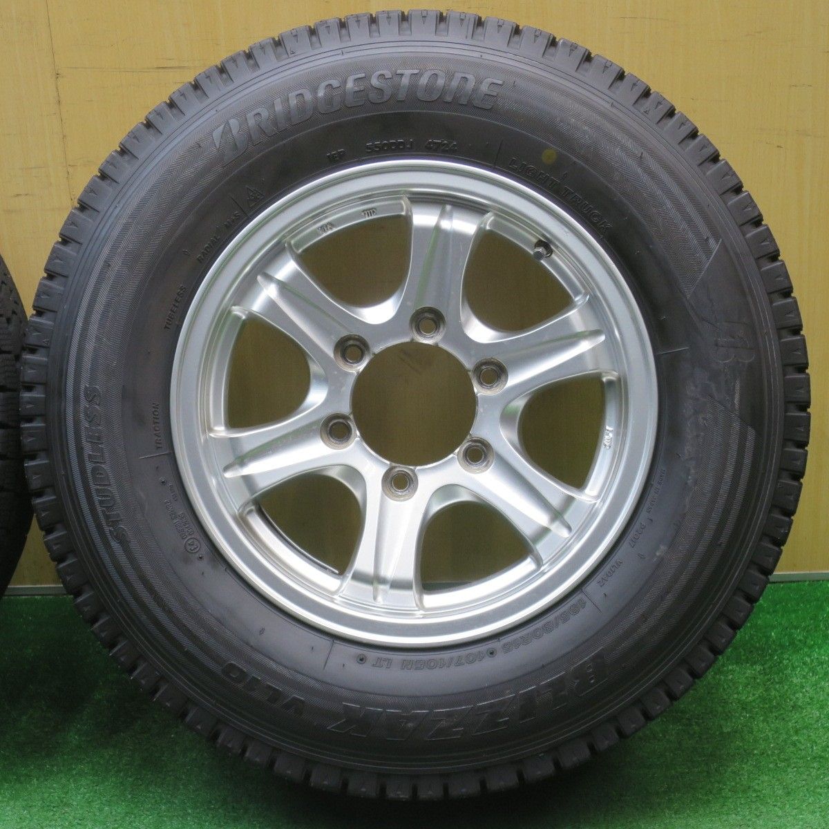 バリ溝！24年！9.5分☆KEELER 195/80R15 107/105N スタッドレス