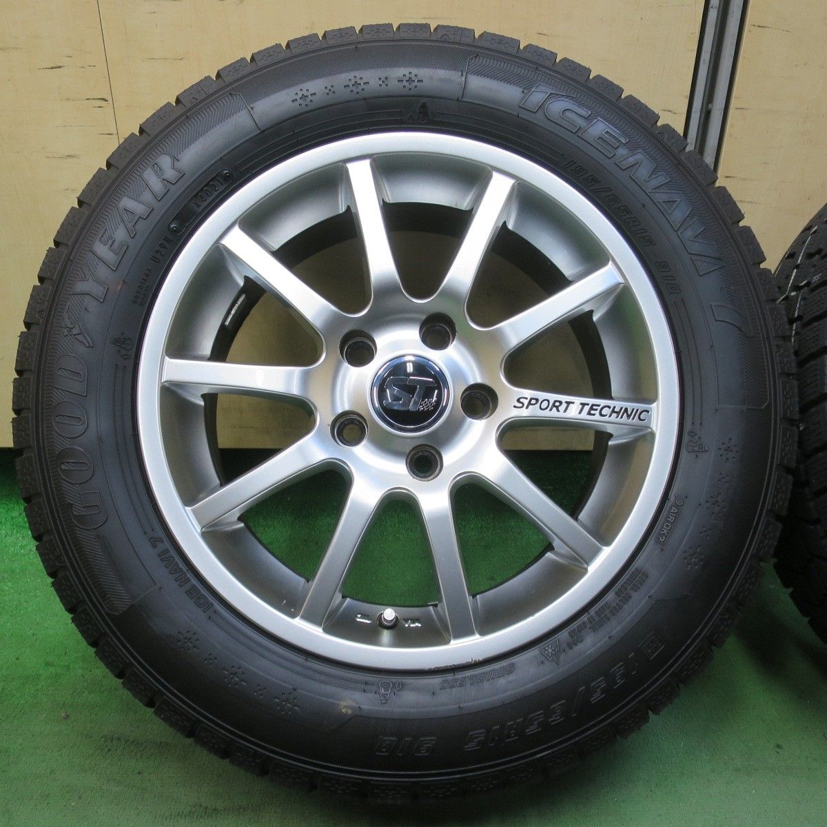 21年 ルノー カングー 等 SPORT TECHNIC 195 65 R 15 スタッドレス グッドイヤー アイスナビ7 スポーツテクニック 15インチ PCD 108 5 H 5112412イス