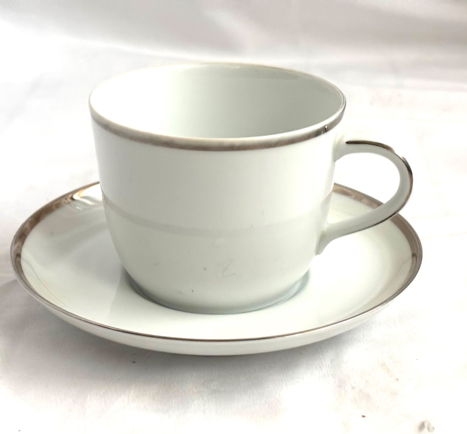 Noritake ボーンチャイナ　新品未使用　早い者勝ち！ Noritakeノリタケ ボーンチャイナ ホワイト 金彩 銀彩 カップ・ソー