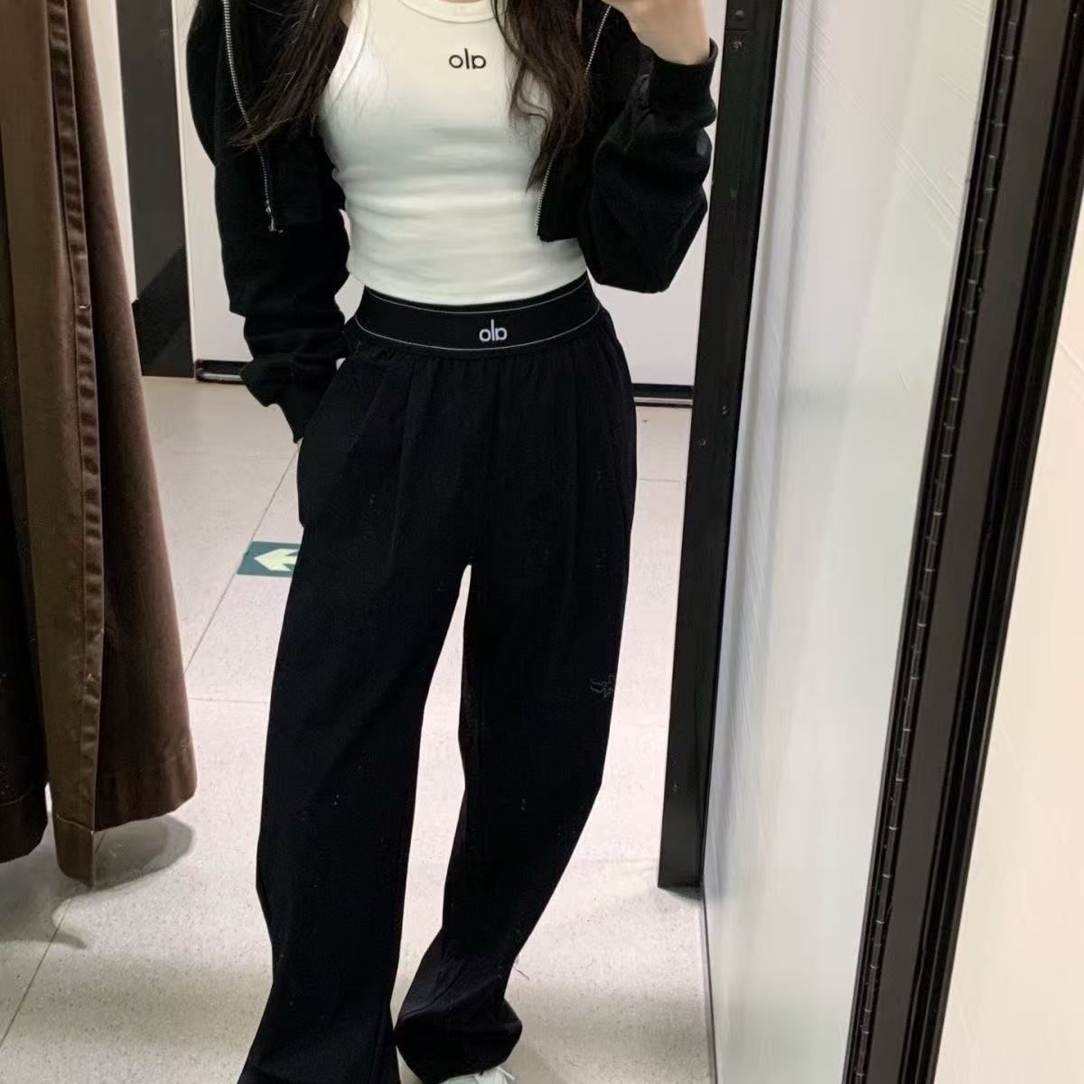 新品 Alo Yoga パンツ ボトム トラウザ- アロ-ヨガ プラック - メルカリ